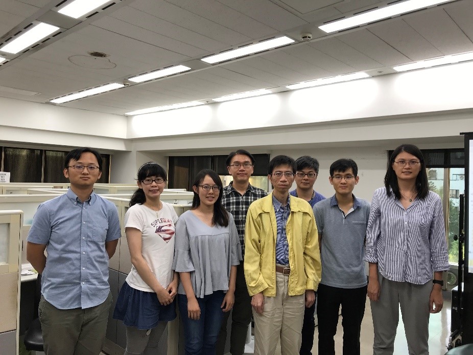 The research team（Prof. Trees-Juen Chuang is the one in the middle, the second from the right is the first author of the study, Dr. Te-Lun Mai）